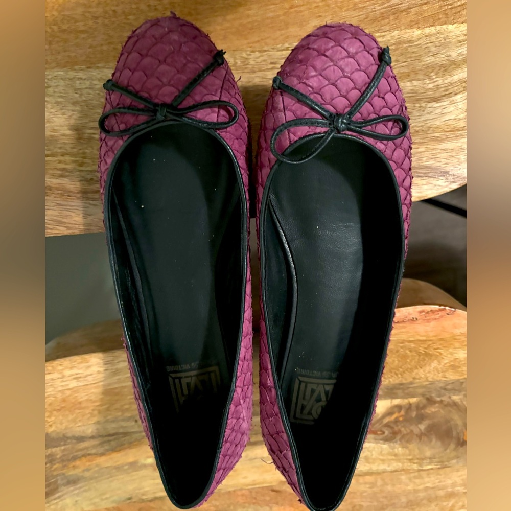 Pour La Victoire Purple Leather Licia snakeskin Flats 6.5